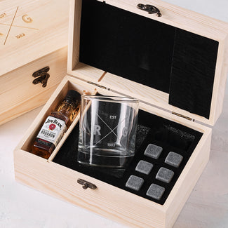 Engraved wooden whiskey box with personalised glass, the perfect birthday gift for dad, husband, or friend.